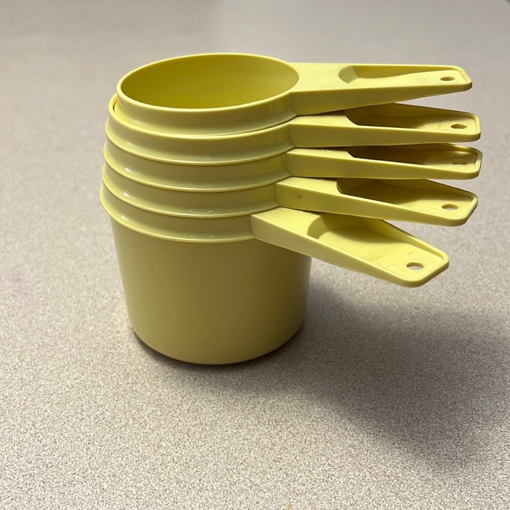 Tupperware Vintage Measuring Cups Nesting Set of 5 Golden